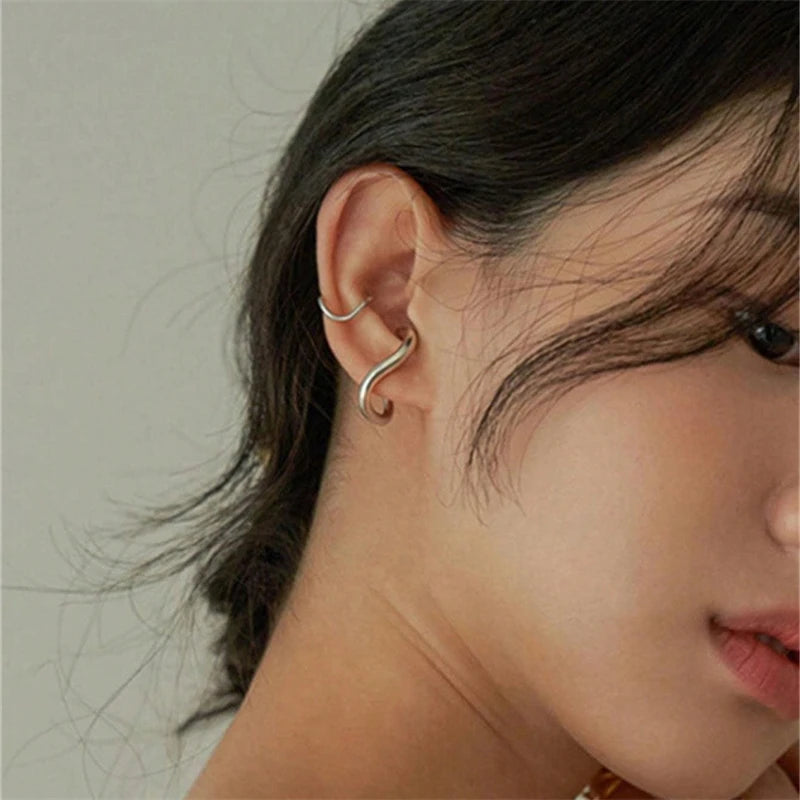 Set of 2 irregular twisted ear clips, personalized earrings for women, versatile for daily use, gift giving in the Middle East